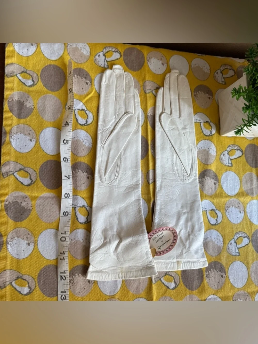 Vintage NWT Grandoe silk lined Leathers cream gloves size 6